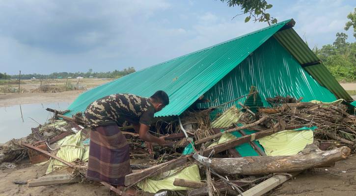 ‘ঘরে একমুঠো চালও নেই, ঘর-বসতি সব গেছে বানের পানিতে’ 